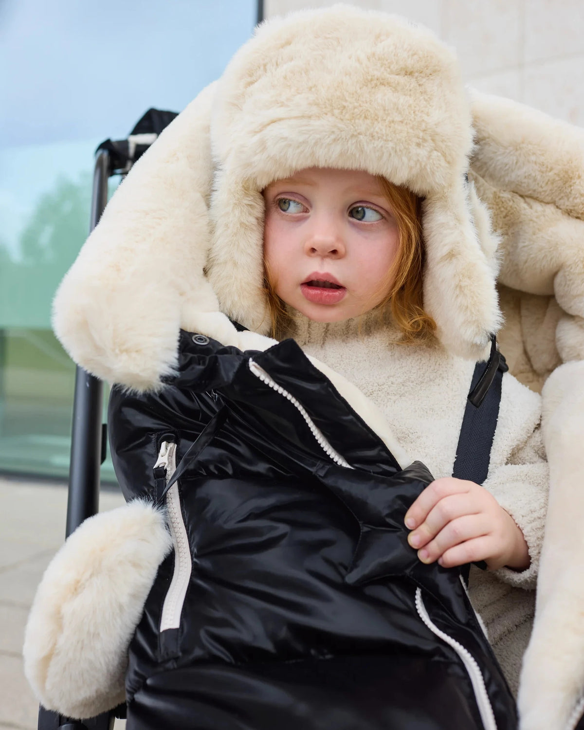Black Liquid Shine Arctic White Faux Fur//