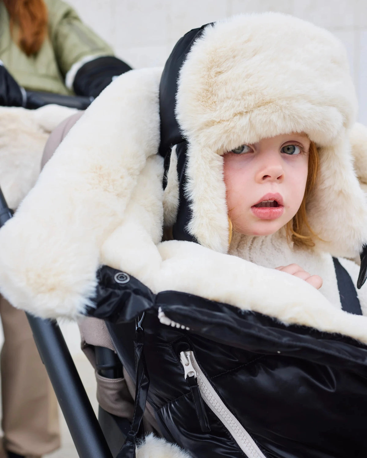 Black Liquid Shine Arctic White Faux Fur//