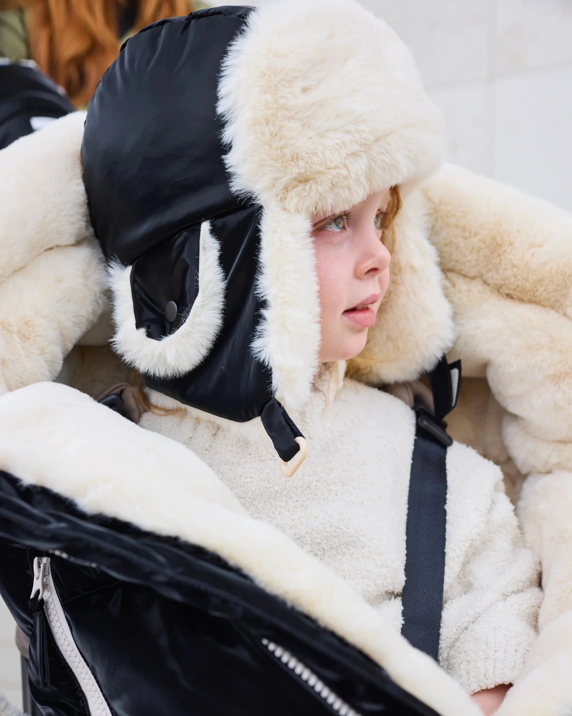 Black Liquid Shine Arctic White Faux Fur//