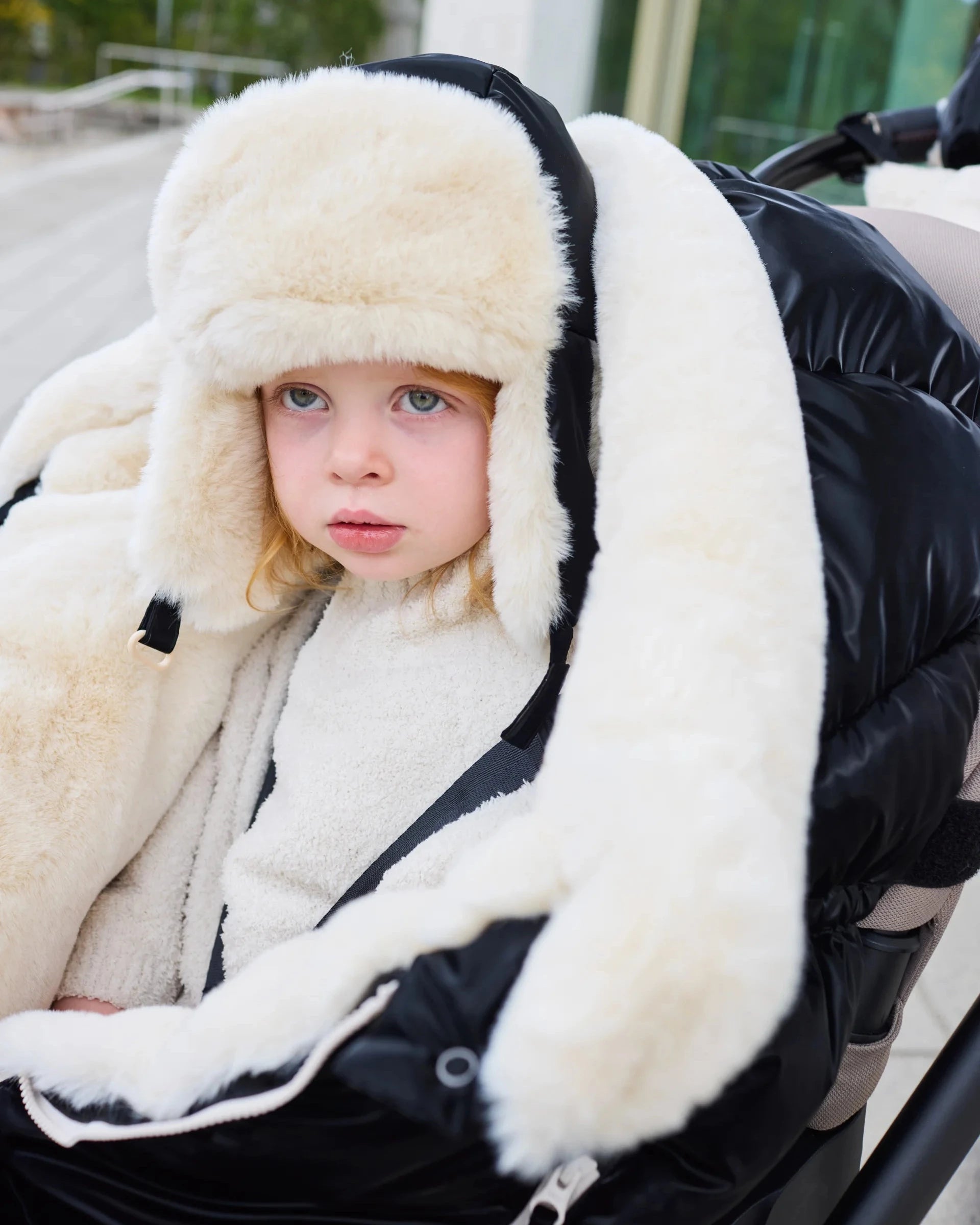Black Liquid Shine Arctic White Faux Fur//