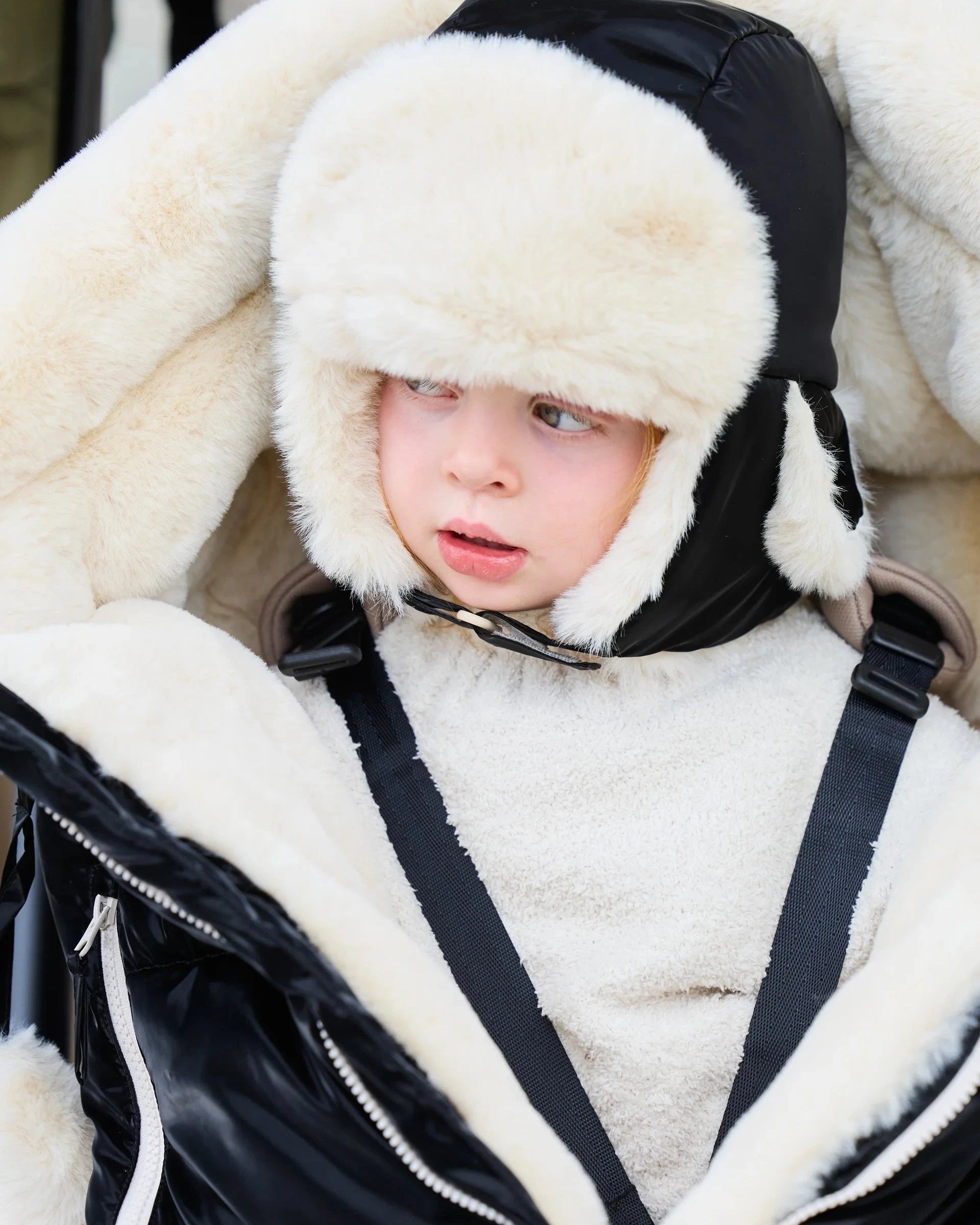 Black Liquid Shine Arctic White Faux Fur//