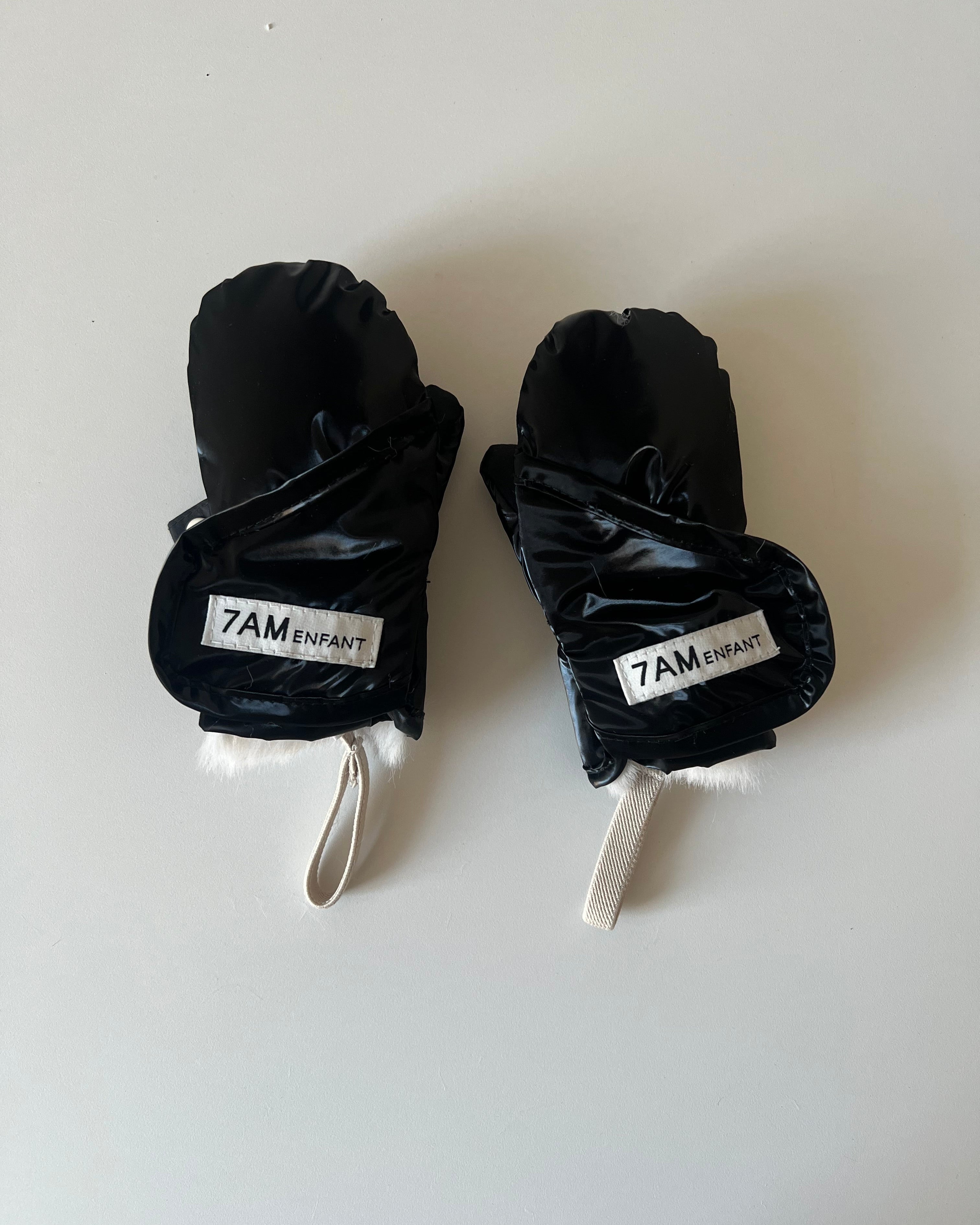 Black Liquid Shine Arctic White Faux Fur//