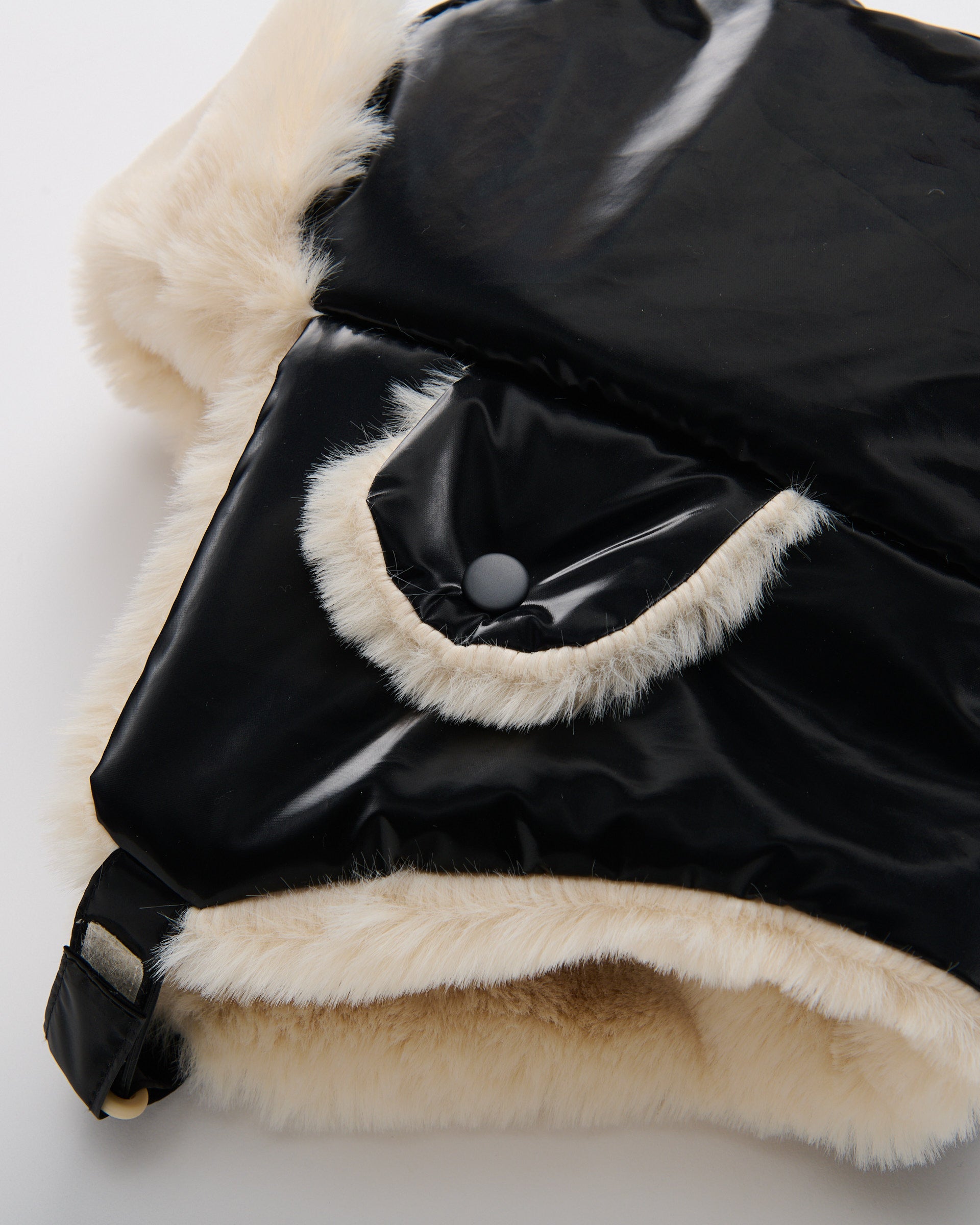 Black Liquid Shine Arctic White Faux Fur//