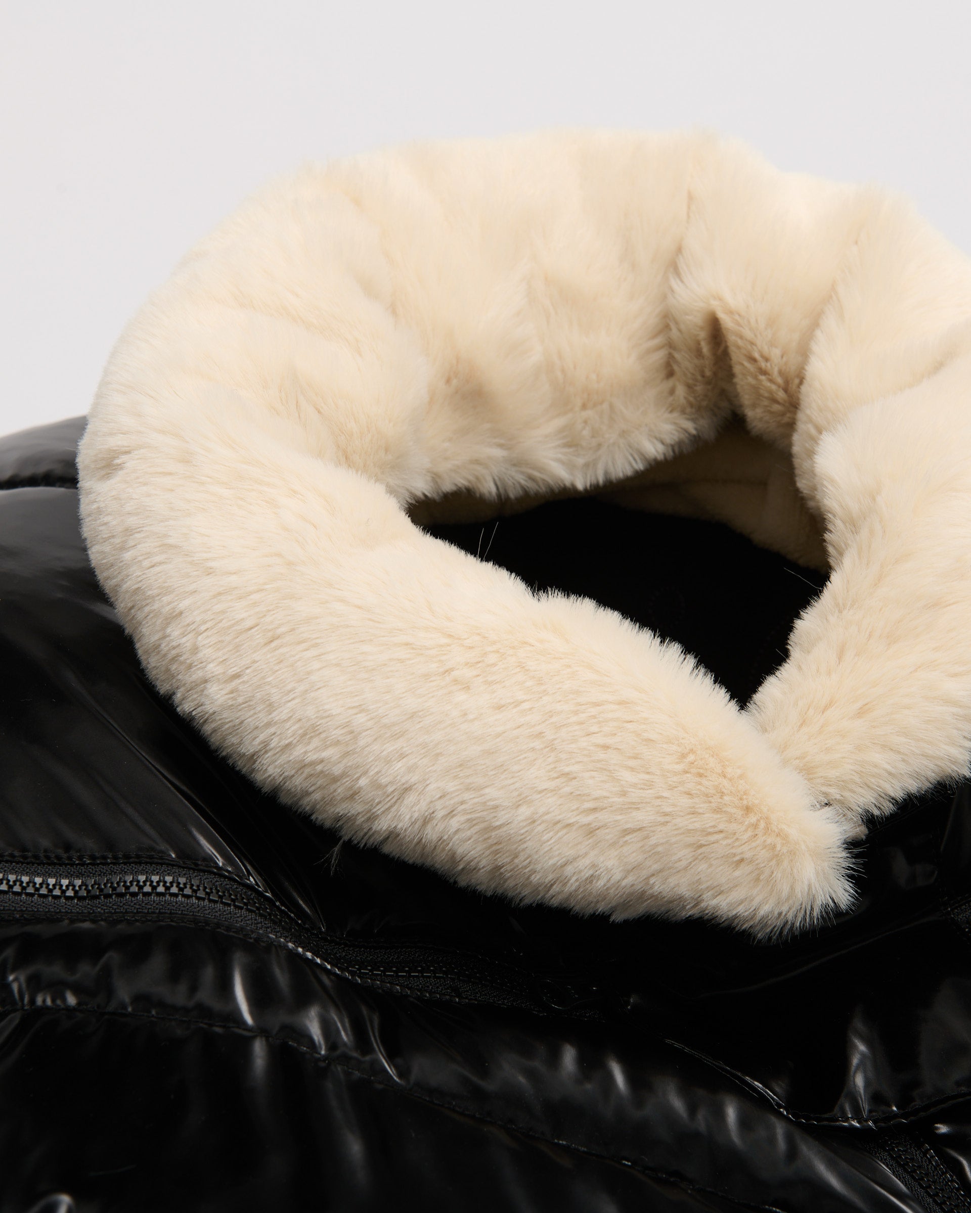 Black Liquid Shine Arctic White Faux Fur//