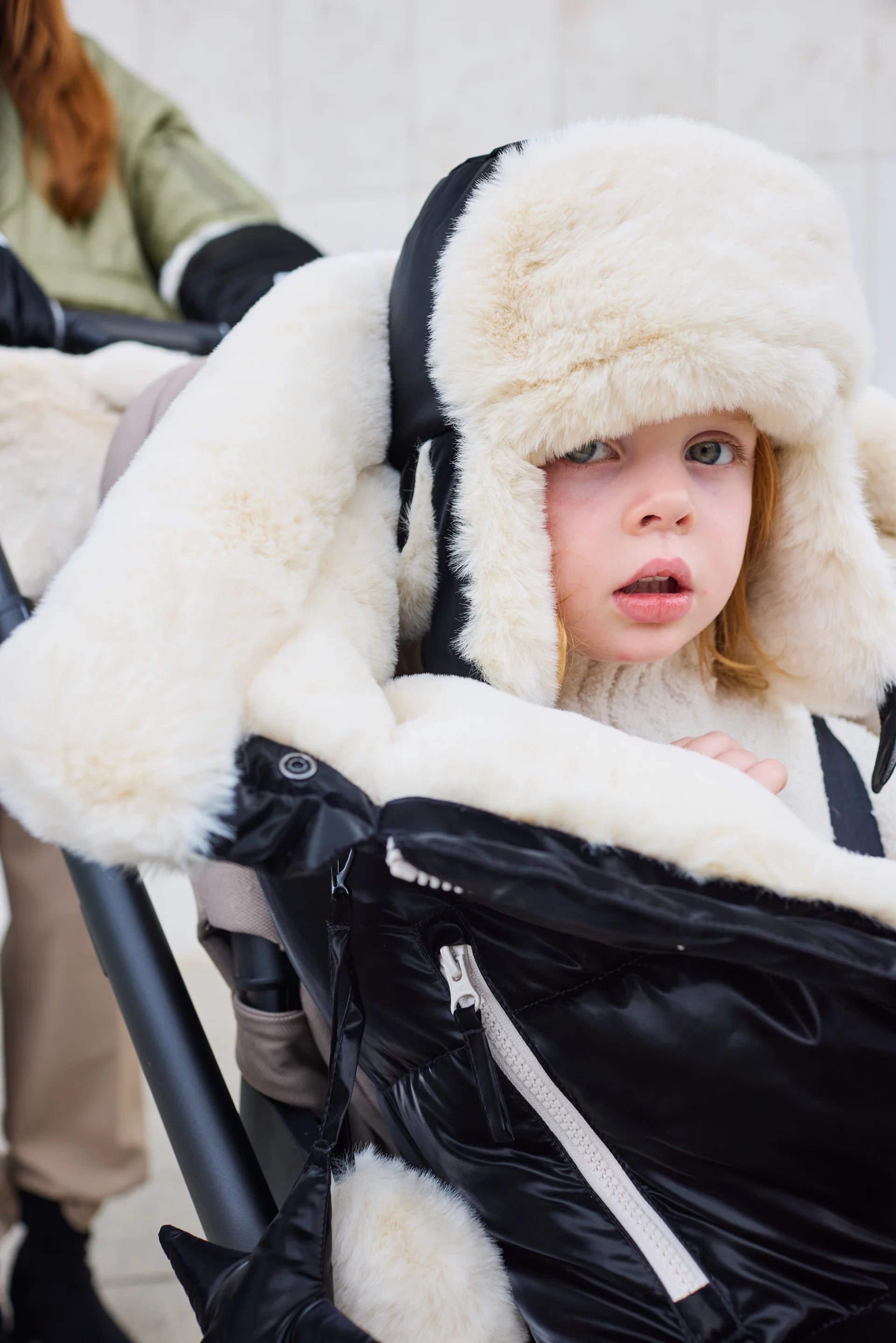 Black Liquid Shine Arctic White Faux Fur//