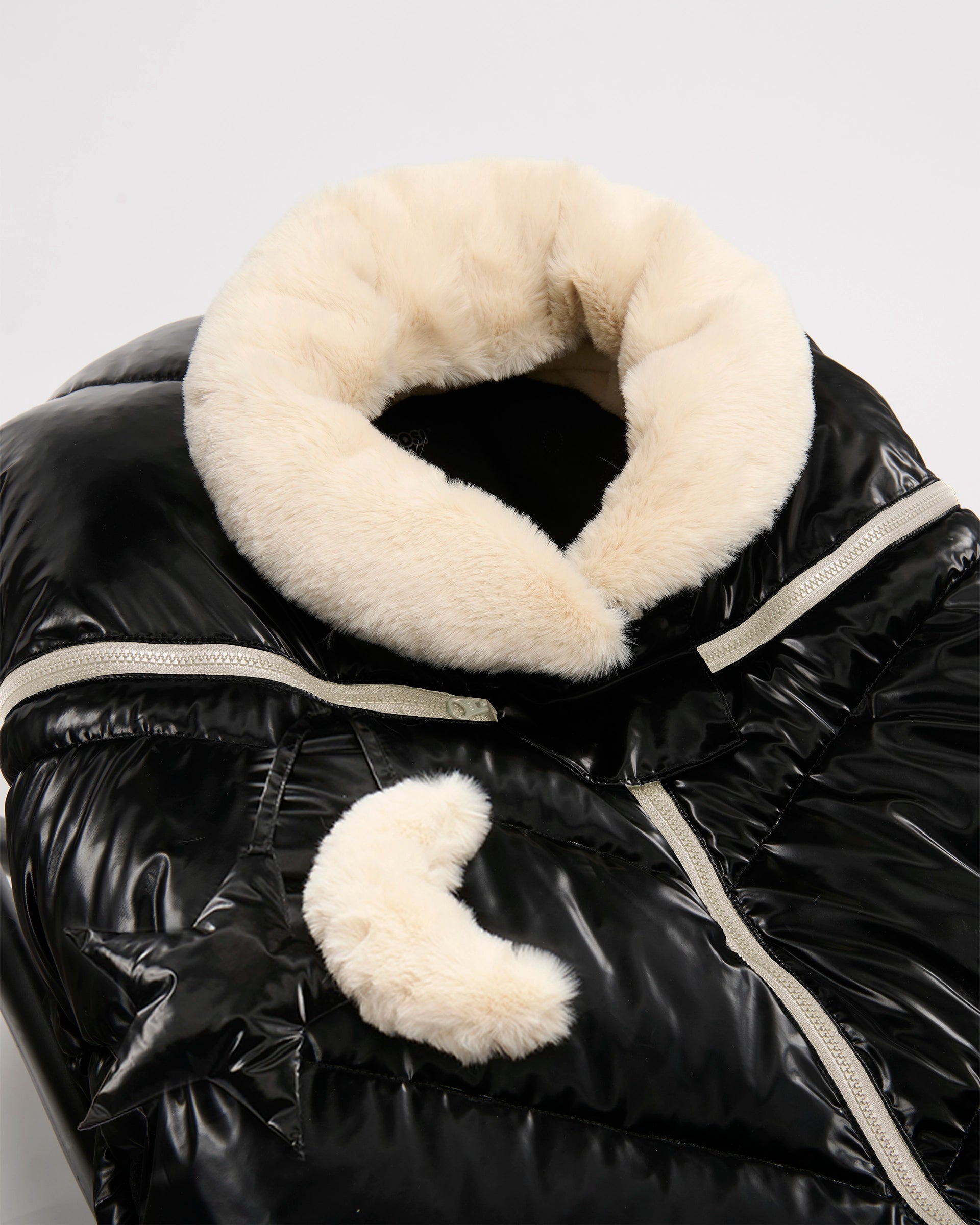 Black Liquid Shine Arctic White Faux Fur//